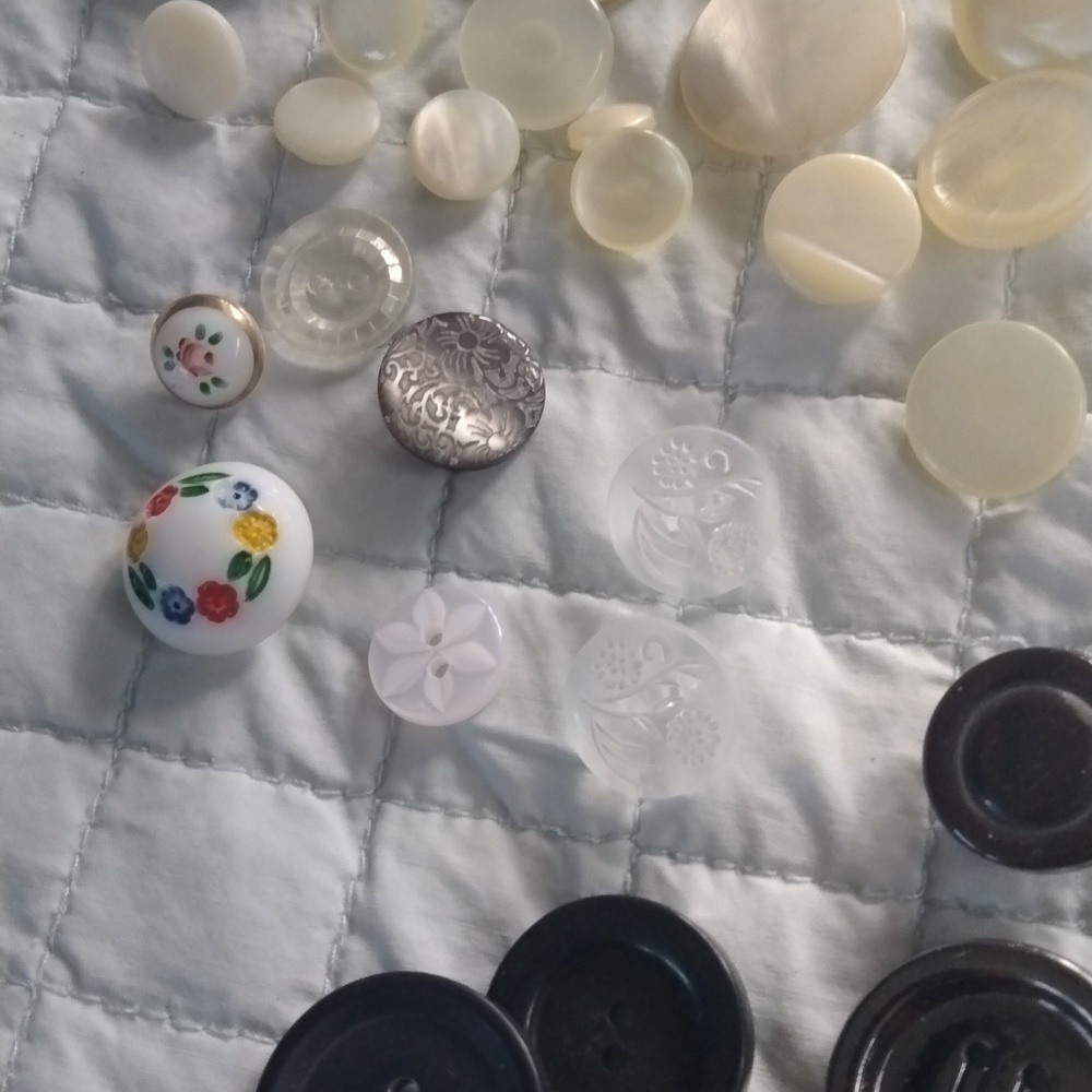 Vintage Buttons - Picture 11 of 14